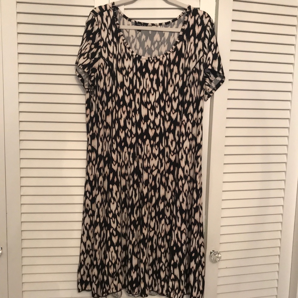 Sz 2X EUC Flattering Seamed Dress Scoop Neck Blk
